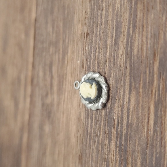 Delicate cameo Victorian fringe charm necklace pendant - Picture 2 of 3